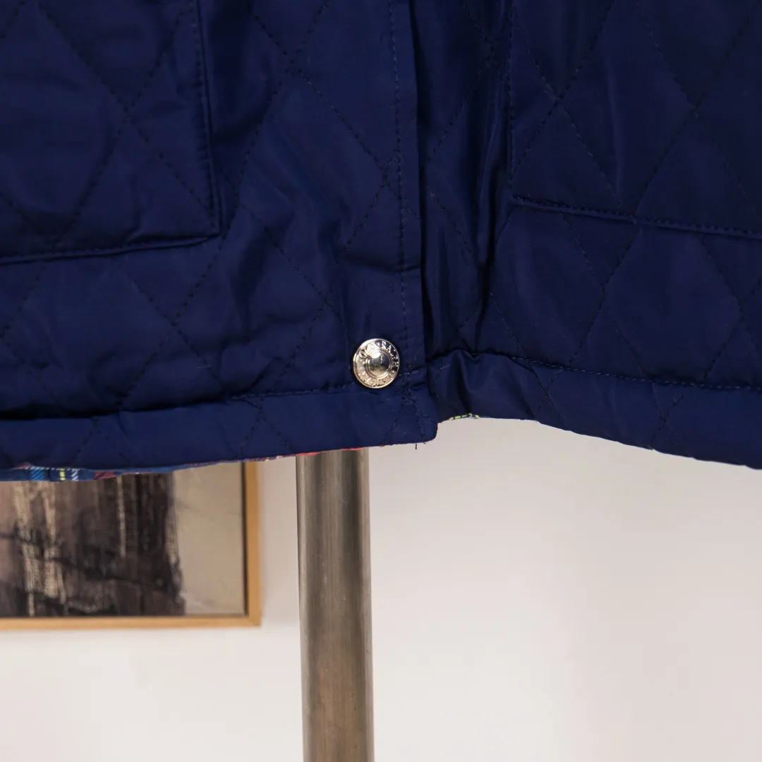 P380 zp version [Exclusive supply] Ralph Lauren/Ralph Lauren 2024aw Autumn and Winter Red Label Pony Navy Blue Plaid Diamond Plaid Reversible Imitation Feather Jacket - Double-sided washed cotton, four-in-one quilting, thick plate ✅ - Customized retro silver and bronze brand hardware buckle ✅ - Face with brushed feeling memory cloth 1X1 cotton flat machine thread collar, warm and comfortable ✅ - RL double-sided series, one-piece, two-match Spend one dollar to buy double happiness. Plain navy blue on the front. Simple and versatile. Retro color checkered on the back. Eye-catching. Pragmatic double-sided four-in-one quilted embroidered cotton jacket. Customized 1X1 cotton ribbed collar. Keeps the upper body warm without weighing down. Same style for men and women. Highly recommended. Color: Blue Size: S M L XL Number: WW10757